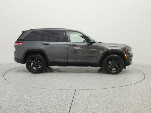 Used 2023 Jeep Grand Cherokee Altitude AWD/4WD image 4