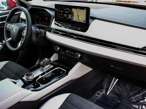 New 2025 Mitsubishi Outlander SE image 43