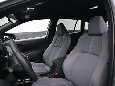 Certified 2025 Toyota Corolla Cross SE image 17