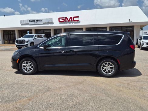 Used 2023 Chrysler Voyager LX FWD image 2