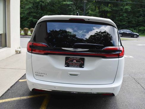Used 2025 Chrysler Pacifica Select FWD image 4