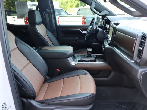 Used 2024 Chevrolet Silverado 1500 High Country w/ High Country Premium Package AWD/4WD image 38