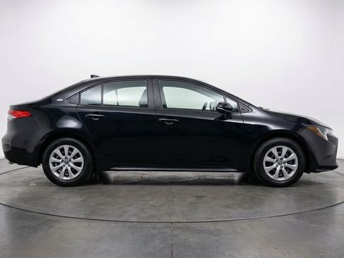 Used 2025 Toyota Corolla LE FWD image 11