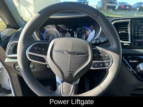 Used 2025 Chrysler Pacifica Select image 15