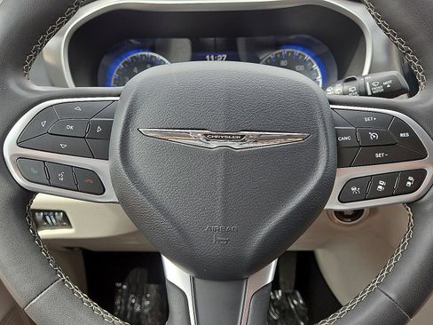 Used 2023 Chrysler Pacifica Touring-L FWD image 30