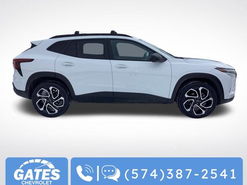 Used 2025 Chevrolet Trax RS w/ Sunroof Package image 11