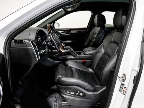 Used 2020 Porsche Cayenne S image 19