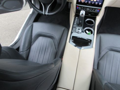 Used 2022 Maserati Quattroporte Modena image 16