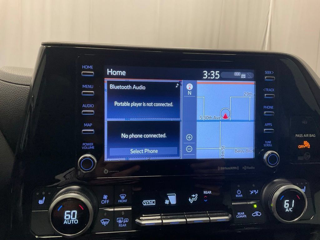 Used 2021 Toyota Highlander XLE AWD/4WD image 9