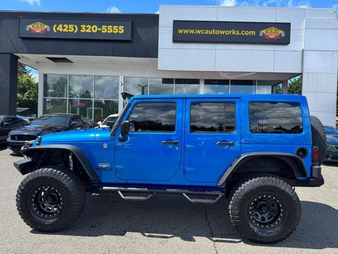 Used 2015 Jeep Wrangler Unlimited Sahara w/ Connectivity Group AWD/4WD image 4
