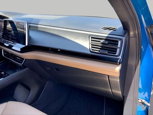 Used 2024 Volkswagen Atlas Cross Sport SE FWD image 19