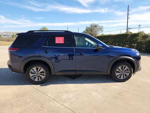 Certified 2025 Nissan Pathfinder SV image 4