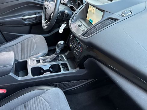 Used 2018 Ford Escape SE w/ SE Sport Appearance Package FWD image 18
