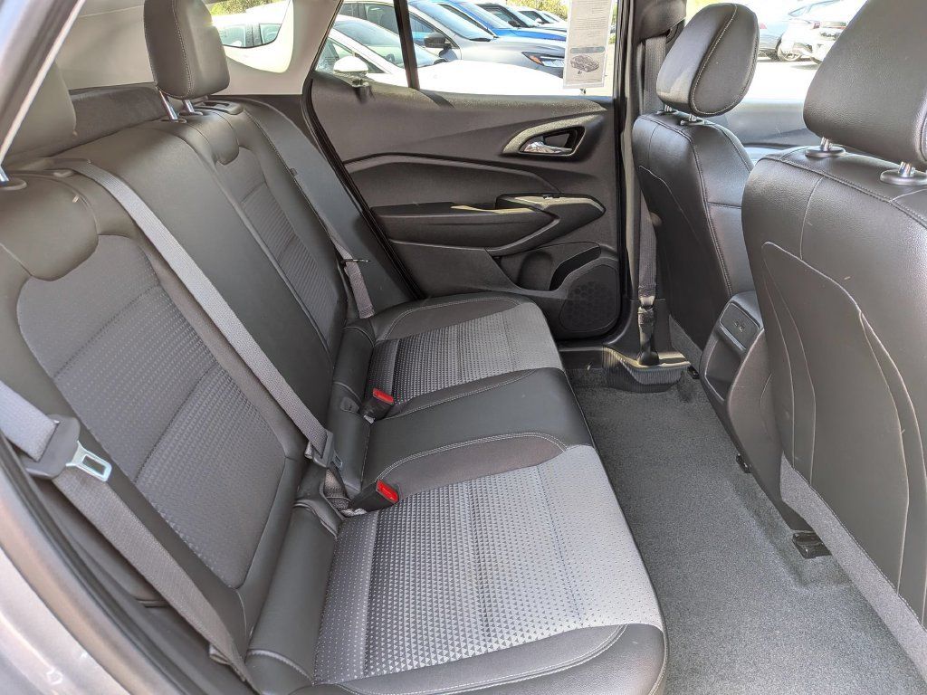 Used 2025 Chevrolet Trax LT w/ LT Convenience Package FWD image 29