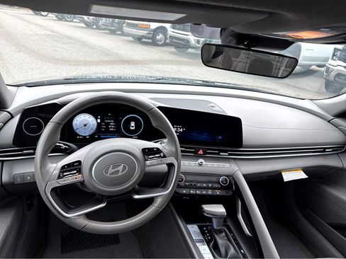 Used 2025 Hyundai Elantra SEL FWD image 4