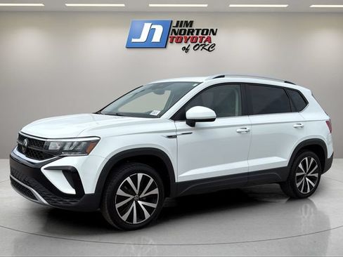 Used 2024 Volkswagen Taos SE FWD image 1