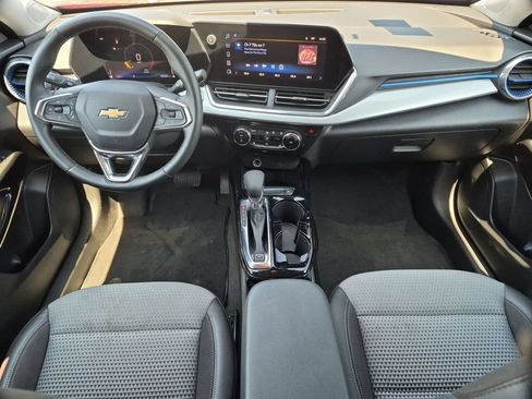 Used 2025 Chevrolet Trax LT w/ LT Convenience Package FWD image 25