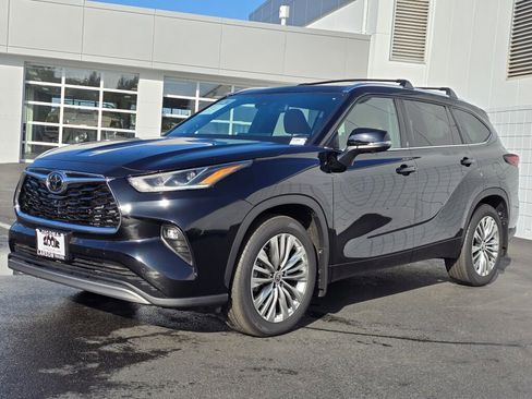 Used 2024 Toyota Highlander Platinum image 7