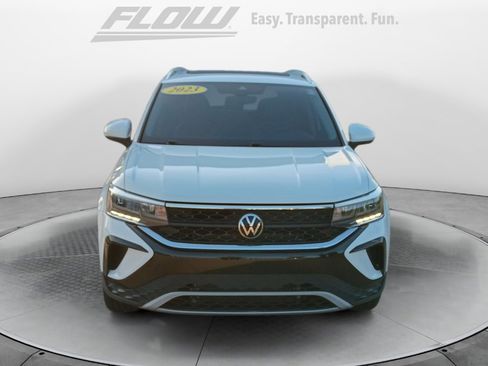 Used 2023 Volkswagen Taos SE w/ Panoramic Sunroof Package AWD/4WD image 3