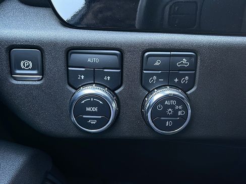 Used 2025 GMC Sierra 1500 SLT AWD/4WD image 21