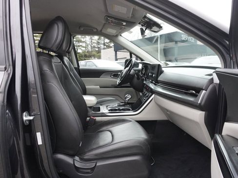 Used 2022 Kia Carnival LX image 32