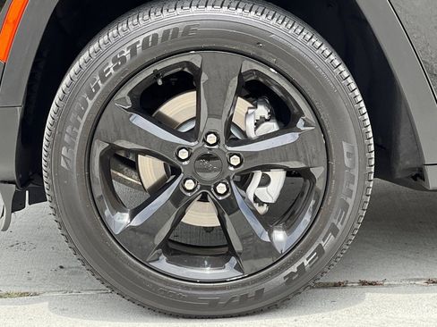 Used 2023 Jeep Grand Cherokee Altitude AWD/4WD image 26