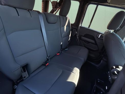 Used 2018 Jeep Wrangler Unlimited Sahara image 39