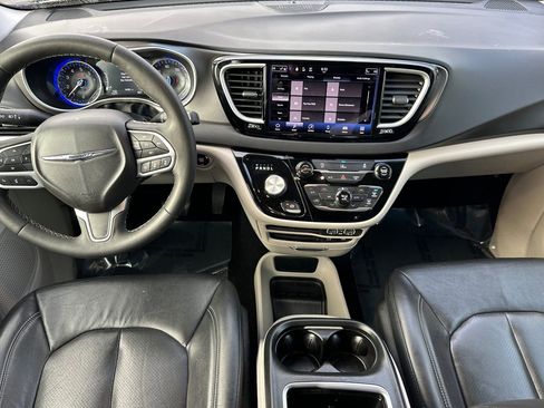 Used 2022 Chrysler Pacifica Touring-L image 16