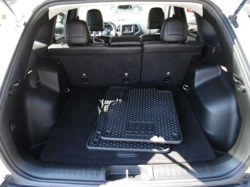 Used 2019 Jeep Cherokee Latitude Plus w/ Cold Weather Group image 24