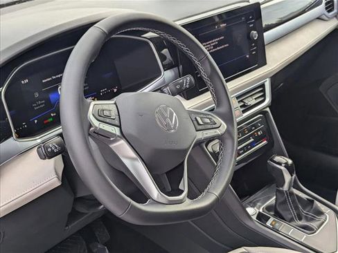 Certified 2025 Volkswagen Taos SE image 3