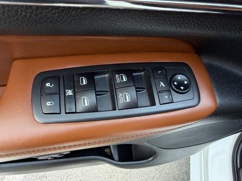 Used 2020 Jeep Grand Cherokee Overland AWD/4WD image 15