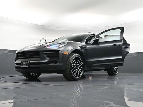Certified 2026 Porsche Macan AWD/4WD image 37