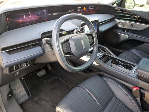 Used 2025 Lincoln Nautilus Reserve image 11