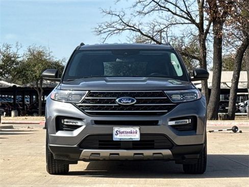 Used 2021 Ford Explorer XLT w/ Equipment Group 202A image 2