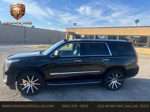 Used 2017 Cadillac Escalade Luxury image 2