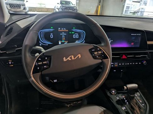 Used 2025 Kia Niro EX image 13