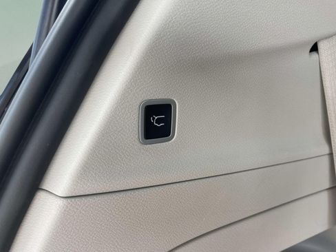Used 2024 Chrysler Pacifica Touring-L FWD image 16