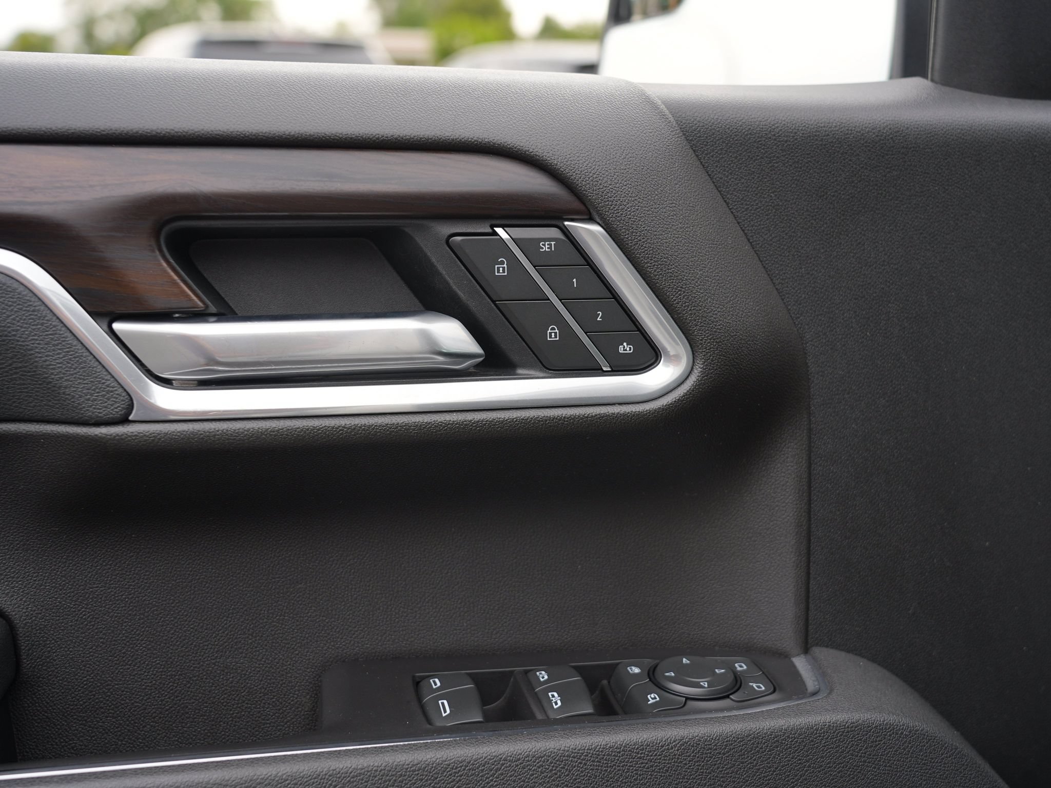 Used 2025 GMC Sierra 1500 SLT AWD/4WD image 18