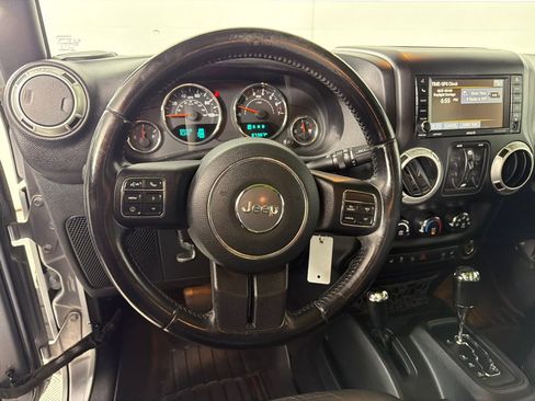Used 2016 Jeep Wrangler Unlimited Sahara w/ Connectivity Group AWD/4WD image 12