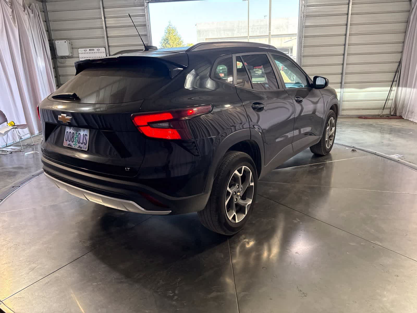 Used 2025 Chevrolet Trax LT FWD image 5