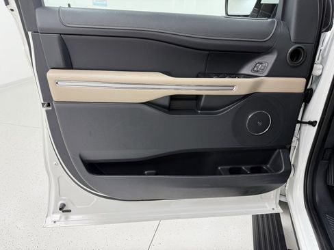 Used 2022 Ford Expedition Limited image 11