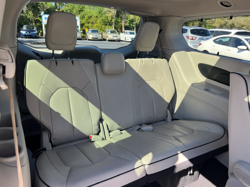 Used 2021 Chrysler Pacifica Limited w/ Uconnect Theater Family Group FWD image 28