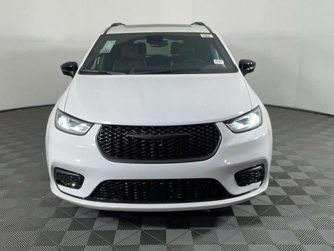 New 2025 Chrysler Pacifica Limited image 9