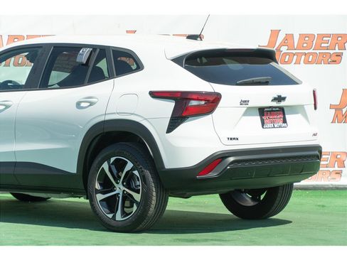 Used 2025 Chevrolet Trax RS w/ Driver Confidence Package FWD image 3