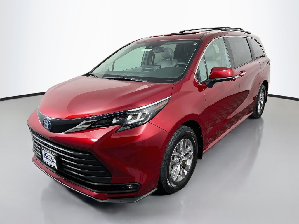 Used 2025 Toyota Sienna XLE w/ XLE Plus Package AWD/4WD image 3