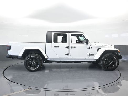 Used 2024 Jeep Gladiator Sport image 7