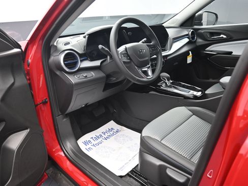 Used 2026 Chevrolet Trax LT w/ Midnight Edition FWD image 9