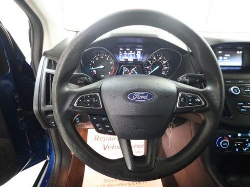 Used 2018 Ford Focus SE w/ SE Appearance Package FWD image 18