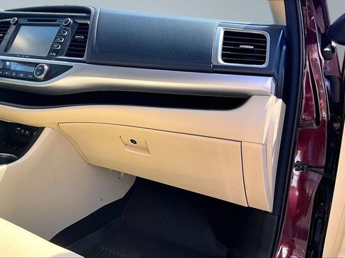 Used 2018 Toyota Highlander XLE AWD/4WD image 17