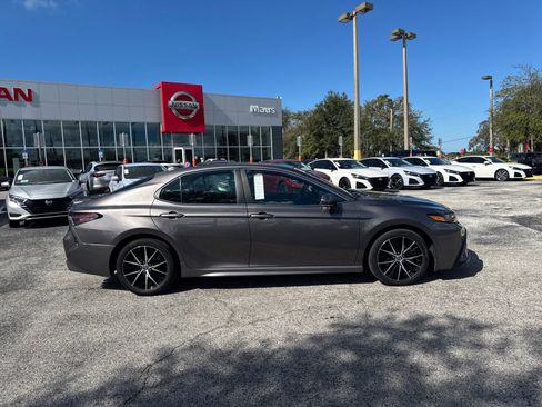 Used 2024 Toyota Camry SE image 5